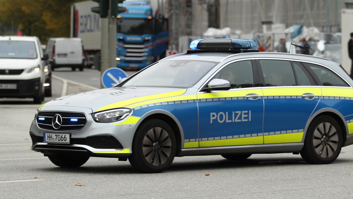 Ein Einsatzwagen der Hamburger Polizei (Symbolbild): Der Gesuchte konnte wieder aufgefunden werden.