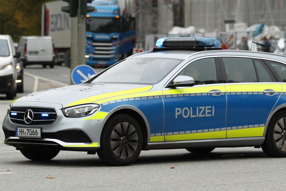 Ein Einsatzwagen der Hamburger Polizei (Symbolbild): Der Gesuchte konnte wieder aufgefunden werden.