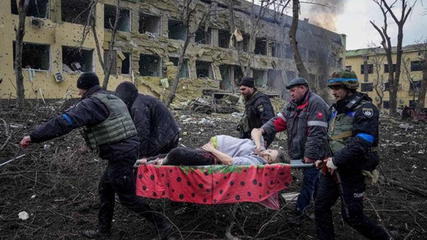 Beim Angriff auf eine Geburtsklinik in Mariupol wurden 17 Menschen verletzt - Berichte über drei Tote prüft die UN.