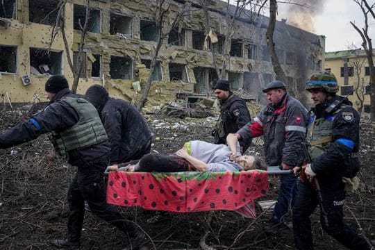 Beim Angriff auf eine Geburtsklinik in Mariupol wurden 17 Menschen verletzt - Berichte über drei Tote prüft die UN.