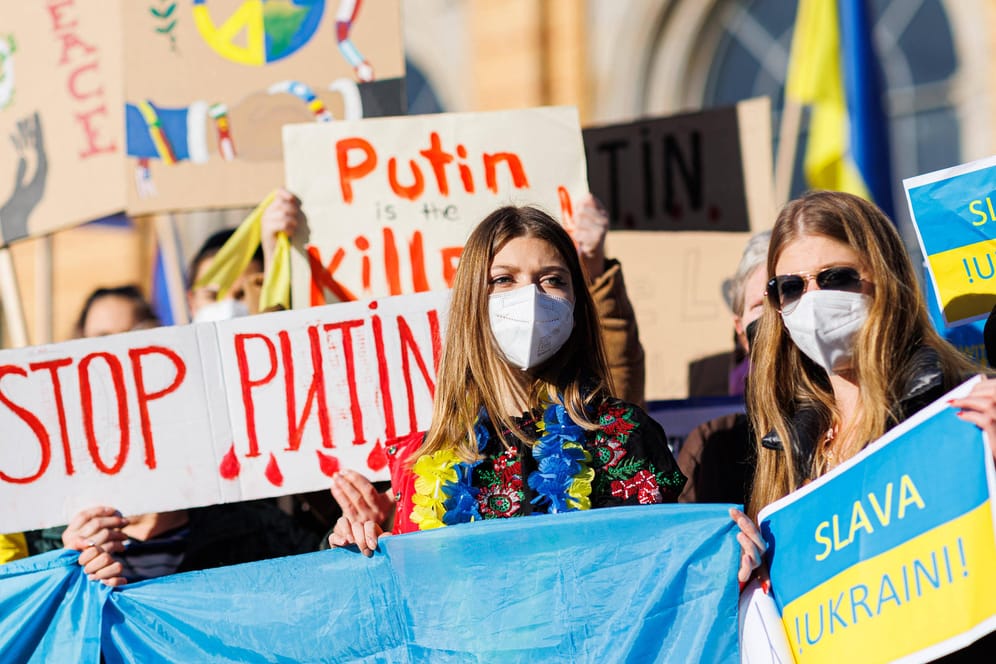 Demonstration gegen den Krieg in der Ukraine (Archivbild): Jetzt wollen auch Psychologen versuchen Putins Krieg zu stoppen.
