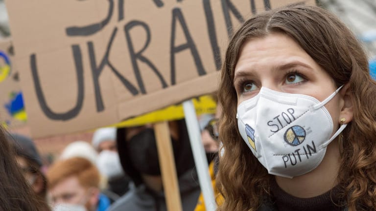 Demonstration gegen Putin und den Krieg in der Ukraine vor der russischen Botschaft in Berlin.