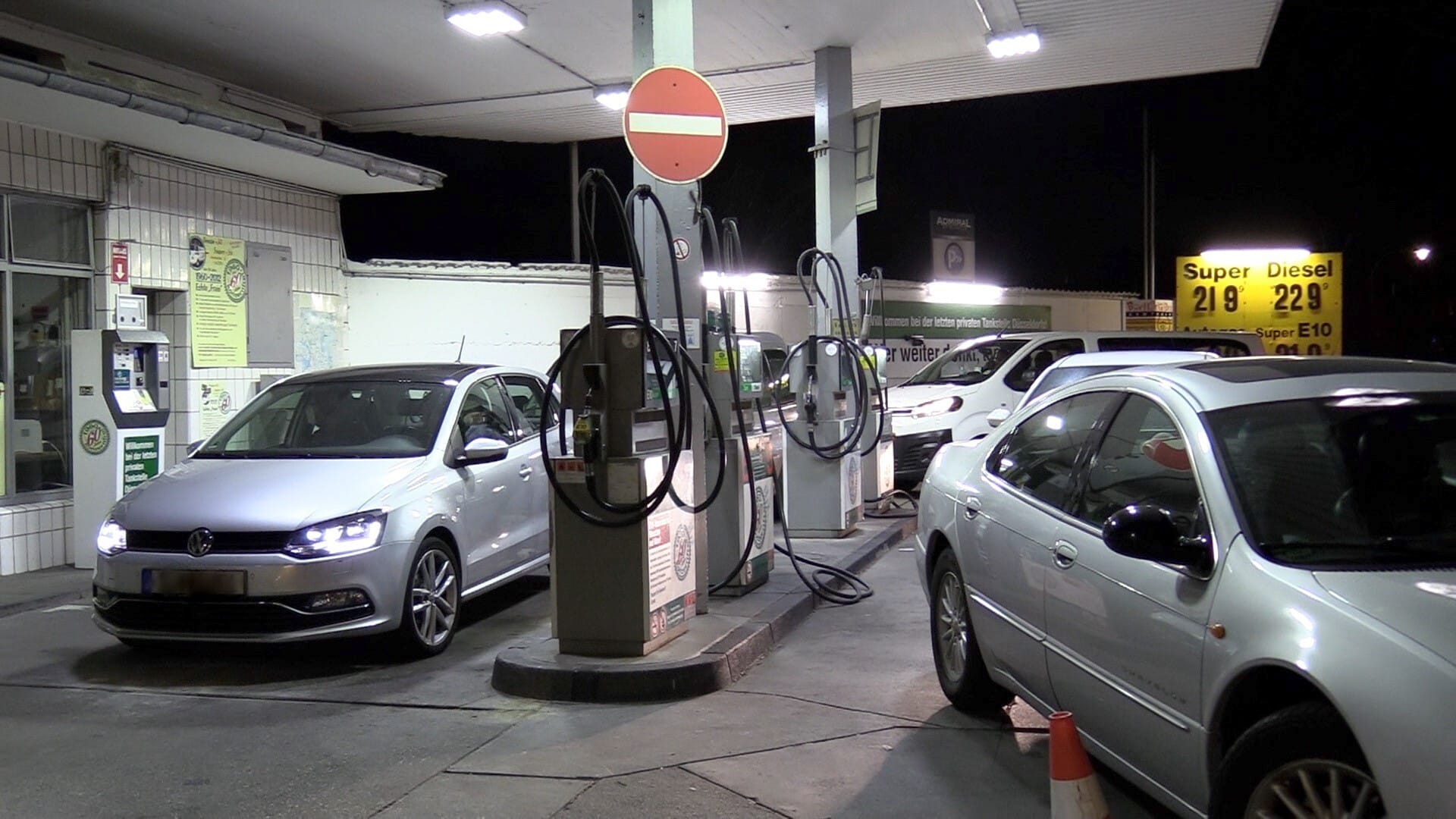 Freie Tankstelle in Düsseldorf: Zahlreiche Autos stehen Schlange.