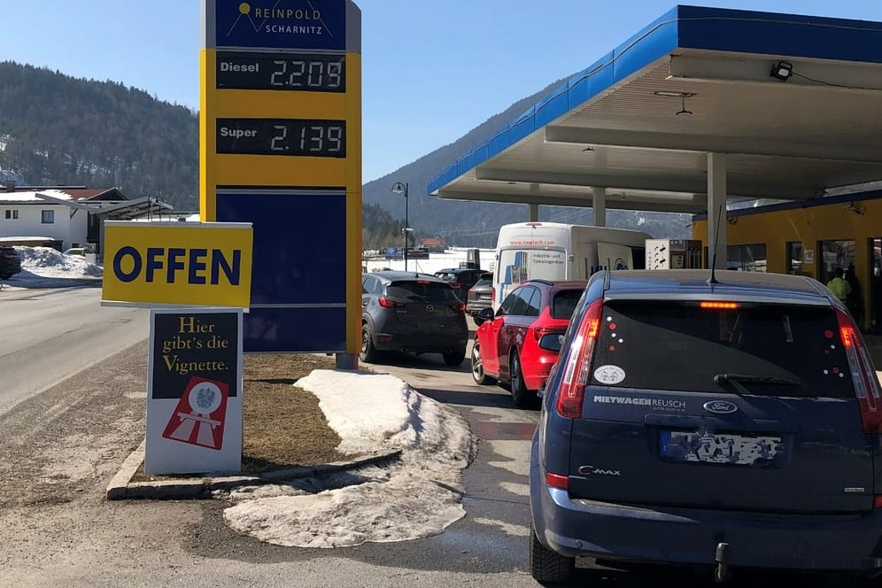 Tanktouristen aus Deutschland stehen sogar unter der Woche an der Tankstelle Reinpold an.
