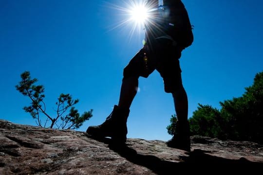 Wanderung in der Sonne: Herzpatienten sollten einen Lichtschutzfaktor höher als 30 auftragen.