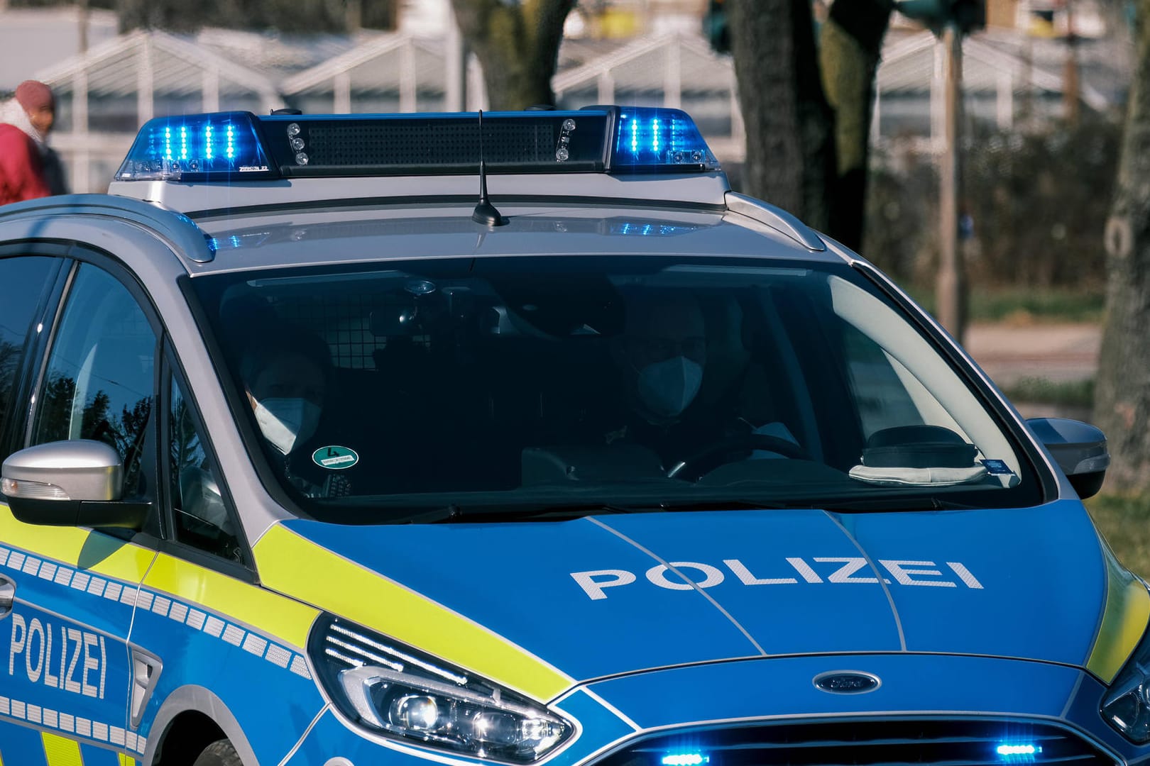 Streifenwagen der Polizei mit Blaulicht (Symbolbild): Die Kölner Polizei sucht immernoch nach dem Verdächtigen.
