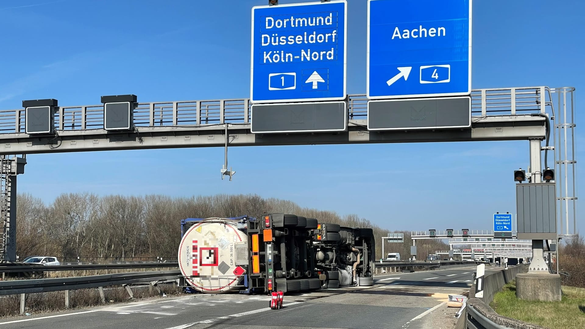 Laster mit Gefahrengut umgekippt: Am Autobahnkreuz Köln-West kommt es am Freitagmittag zu erheblichen Verkehrsbehinderungen. Laster mit Gefahrengut umgekippt: Am Autobahnkreuz Köln-West kommt es am Freitagmittag zu erheblichen Verkehrsbehinderungen.