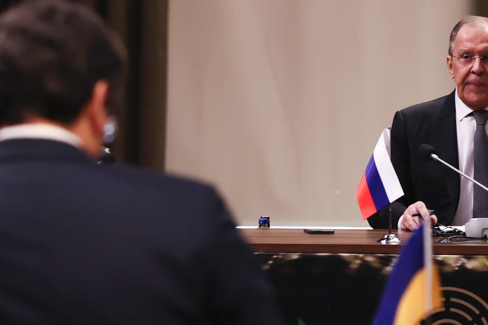 Auf diesem vom türkischen Außenministerium zur Verfügung gestellten Foto sitzt der russische Außenminister Sergej Lawrow (r.) vor seinem ukrainischen Amtskollegen Dmytro Kuleba.