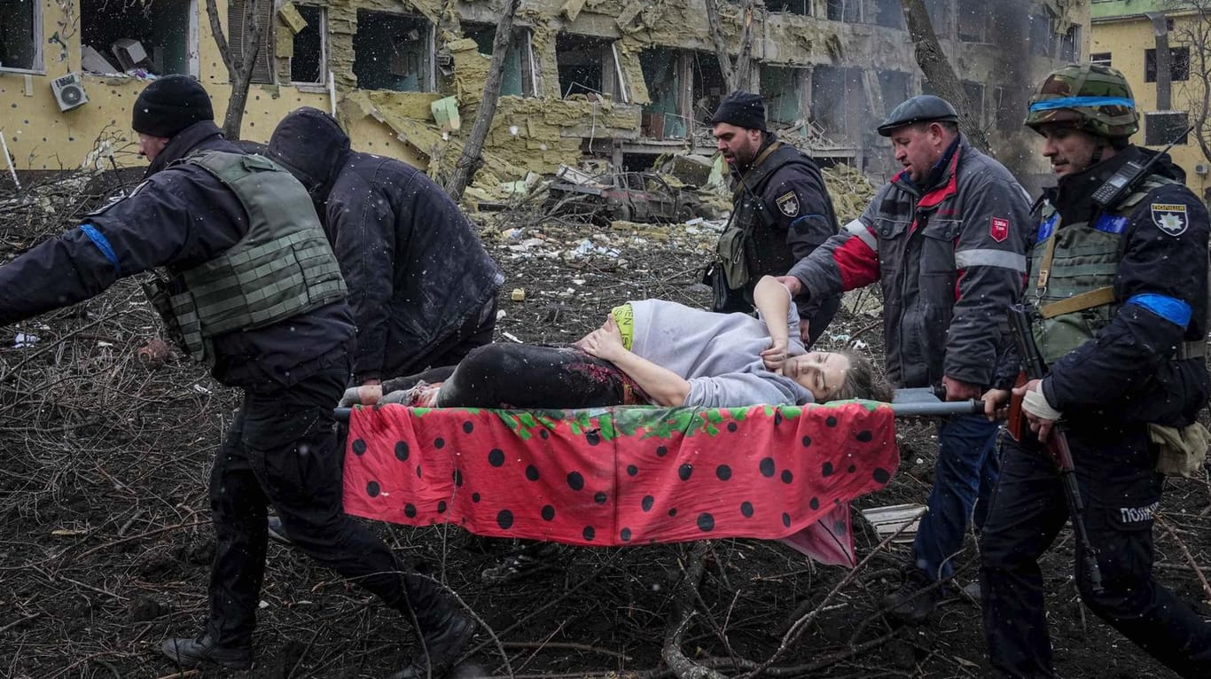 Mariupol: Eine Frau wird aus den Trümmern des Krankenhauses getragen.
