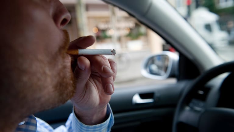 Rauchverbot: In Autos soll Rauchen zukünftig verboten werden.