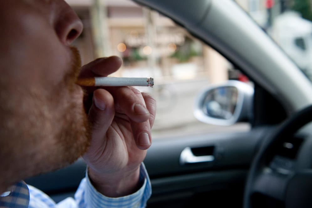 Rauchverbot: In Autos soll Rauchen zukünftig verboten werden.