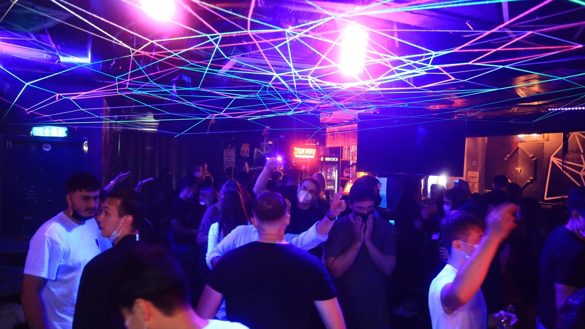 Menschen feiern mit Masken in einer Diskothek (Symbolbild): In Niedersachen ist die Maskenpflicht in Clubs ausgesetzt worden. Menschen feiern mit Masken in einer Diskothek (Symbolbild): In Niedersachen ist die Maskenpflicht in Clubs ausgesetzt worden.