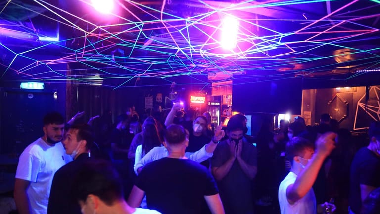 Menschen feiern mit Masken in einer Diskothek (Symbolbild): In Niedersachen ist die Maskenpflicht in Clubs ausgesetzt worden.