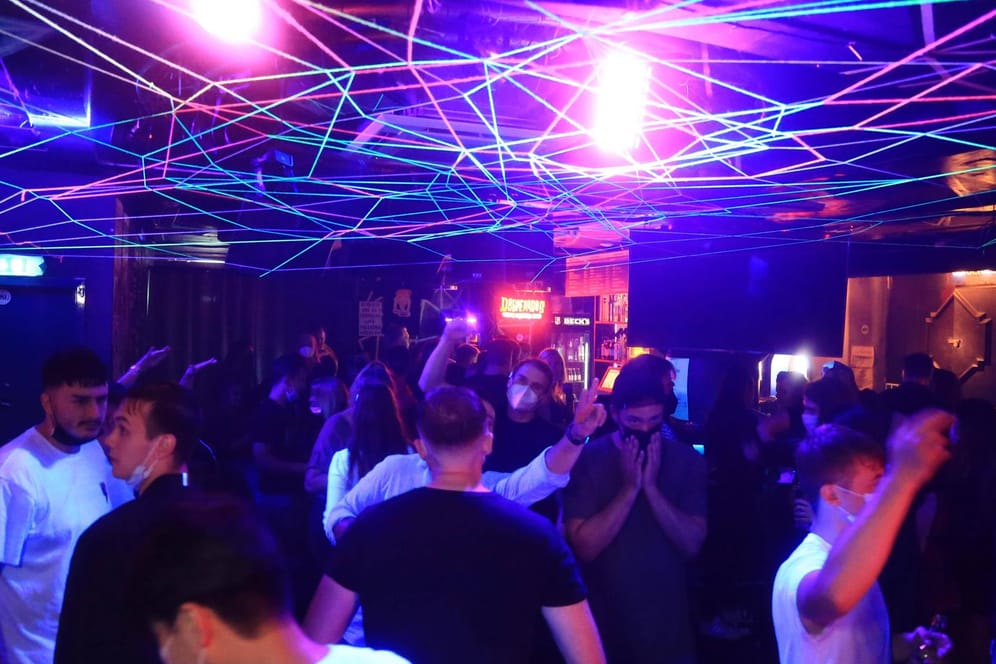 Menschen feiern mit Masken in einer Diskothek (Symbolbild): In Niedersachen ist die Maskenpflicht in Clubs ausgesetzt worden.