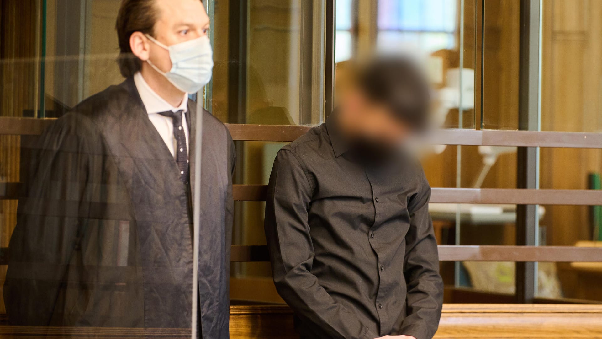 Der 22-jährige Angeklagter steht zum Prozessauftakt neben seinem Anwalt im Landgericht: Er muss nun in Haft. Der 22-jährige Angeklagter steht zum Prozessauftakt neben seinem Anwalt im Landgericht: Er muss nun in Haft.