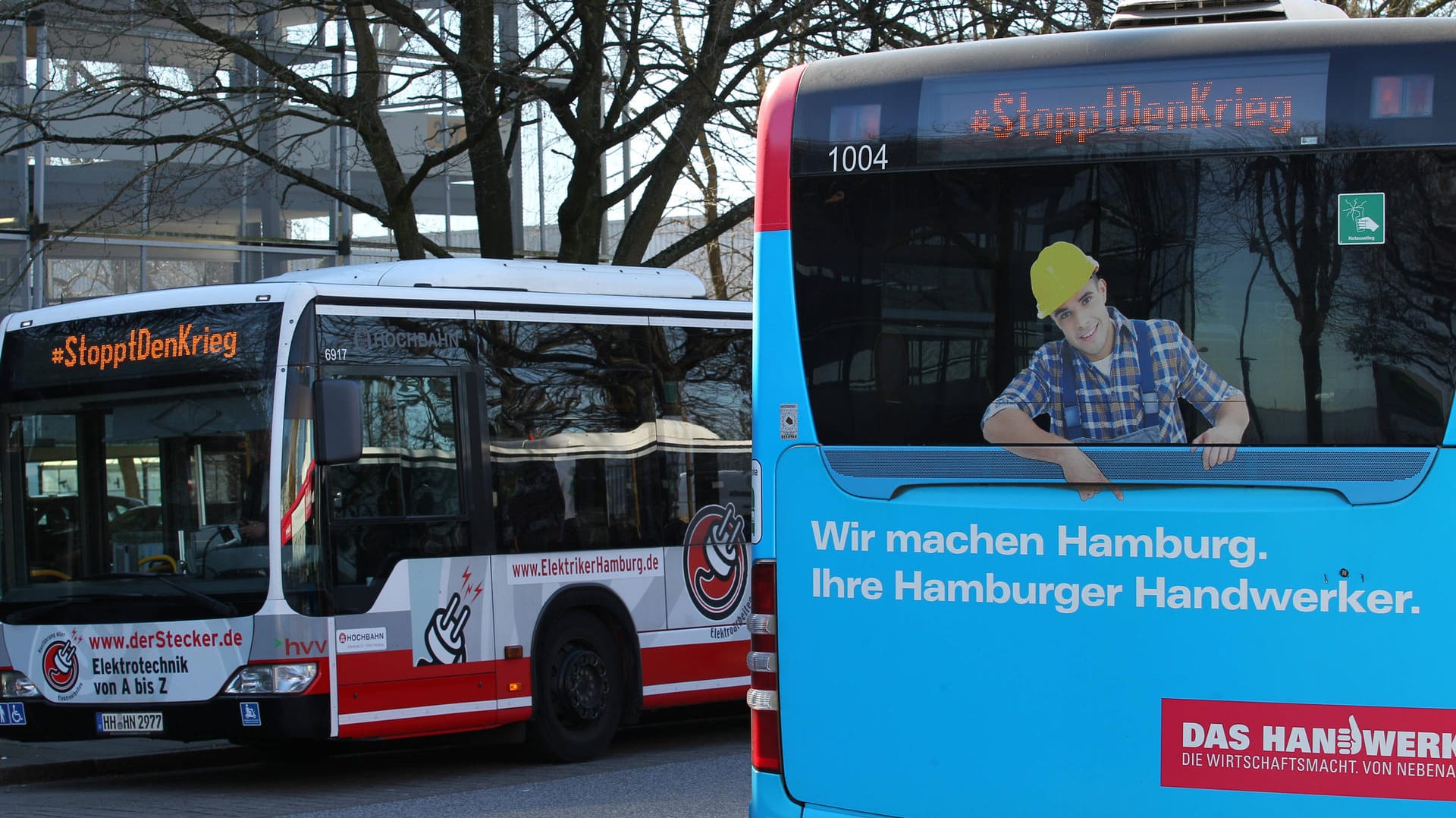 "StopptdenKrieg" steht in der Anzeige-Leiste der HVV-Busse (Archivbild): Die steigenden Energiekosten könnten sich auch auf die Tickets für die Beförderung niederschlagen. "StopptdenKrieg" steht in der Anzeige-Leiste der HVV-Busse (Archivbild): Die steigenden Energiekosten könnten sich auch auf die Tickets für die Beförderung niederschlagen.