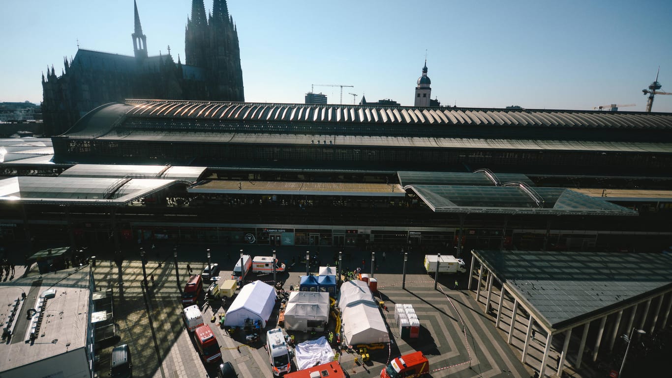 Luftaufnahme vom Breslauer Platz in Köln: Die Anlaufstelle auf der Rückseite des Hauptbahnhofs soll für Geflüchtete der erste Kontakt sein – unter anderem für die Vermittlung einer Unterkunft.