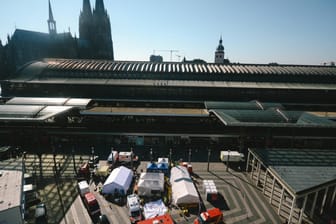 Luftaufnahme vom Breslauer Platz in Köln: Die Anlaufstelle auf der Rückseite des Hauptbahnhofs soll für Geflüchtete der erste Kontakt sein – unter anderem für die Vermittlung einer Unterkunft.