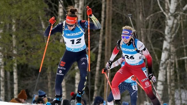 Vanessa Voigt (l) hat beim Biathlon-Weltcup in Estland den zweiten Platz erreicht.