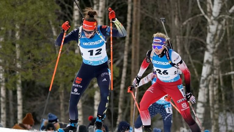 Vanessa Voigt (l) hat beim Biathlon-Weltcup in Estland den zweiten Platz erreicht.