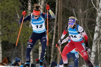 Vanessa Voigt (l) hat beim Biathlon-Weltcup in Estland den zweiten Platz erreicht.