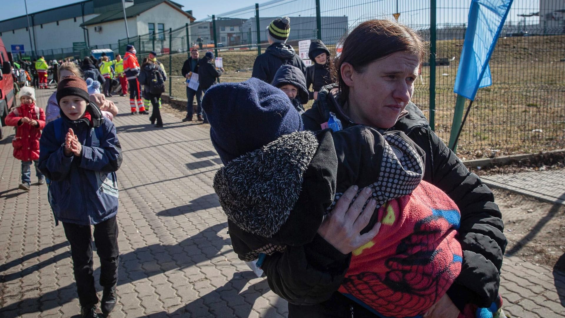 Ukrainer kommen in Polen an: Laut Bundespolizei sind knapp 110.000 Kriegsflüchtlinge bislang nach Deutschland gekommen.