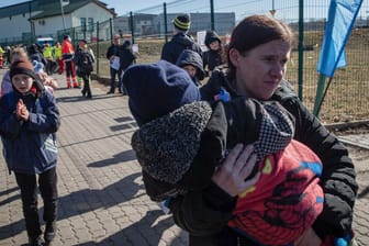 Ukrainer kommen in Polen an: Laut Bundespolizei sind knapp 110.000 Kriegsflüchtlinge bislang nach Deutschland gekommen.