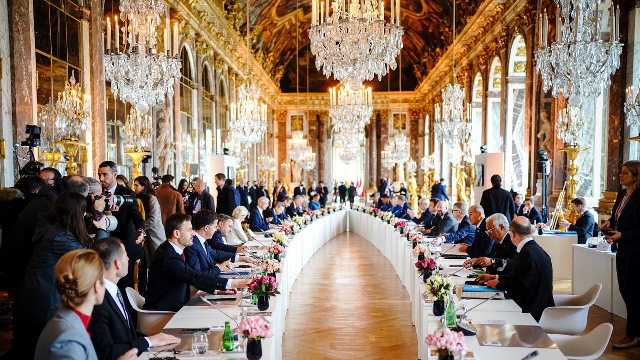 Die Staats- und Regierungschefs der Europäischen Union EU beraten bei einem informellen zweitägigen Tagung im Schloss von Versailles über den russischen Angriffskrieg. Die Staats- und Regierungschefs der Europäischen Union EU beraten bei einem informellen zweitägigen Tagung im Schloss von Versailles über den russischen Angriffskrieg.