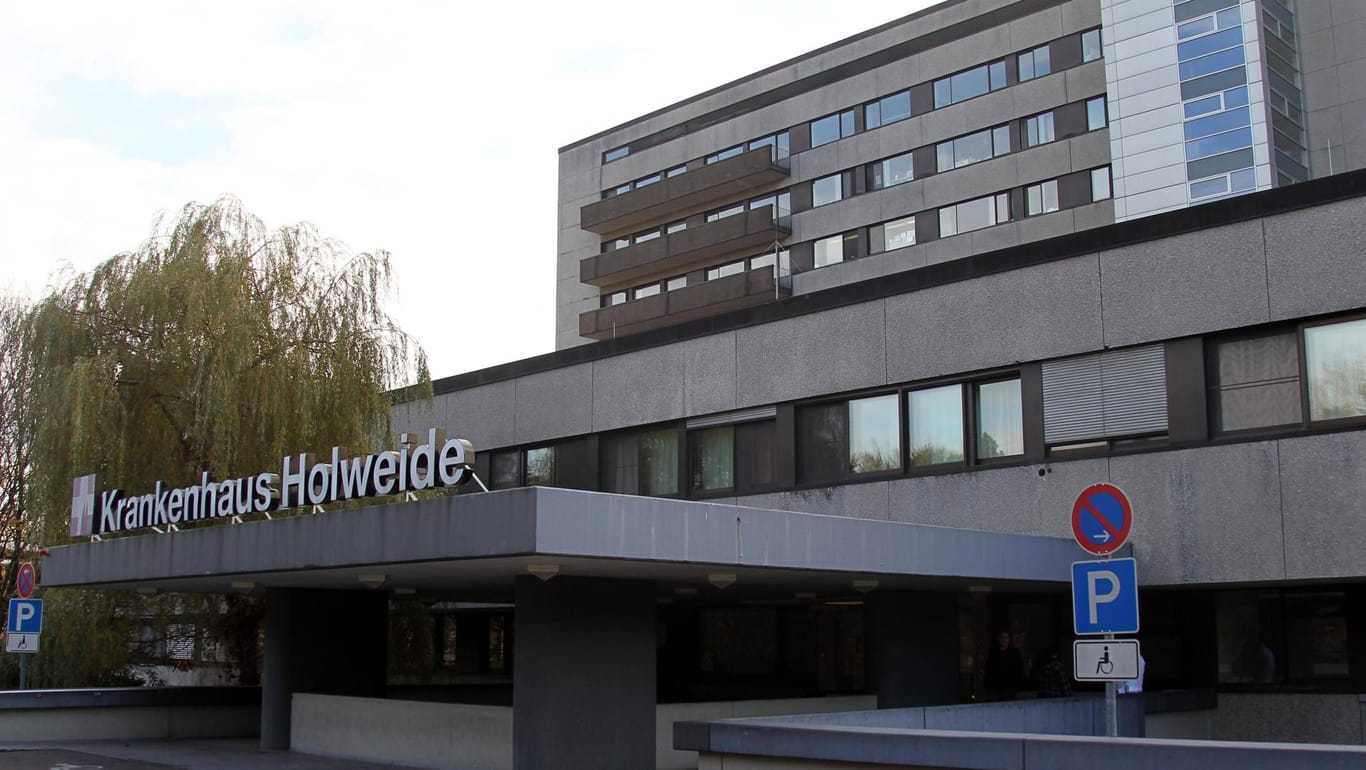 Das Krankenhaus Holweide von außen: Eigentlich war geplant, es zumindest zum Teil als medizinisches Versorgungszentrum zu halten. Es gibt allerdings Zweifel, ob das nach wie vor auch der Plan der Klinikleitung ist.
