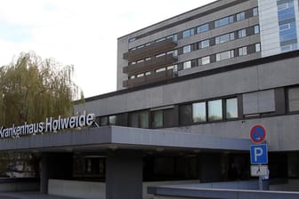 Das Krankenhaus Holweide von außen: Eigentlich war geplant, es zumindest zum Teil als medizinisches Versorgungszentrum zu halten. Es gibt allerdings Zweifel, ob das nach wie vor auch der Plan der Klinikleitung ist.
