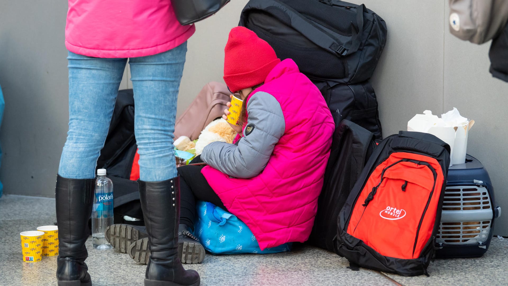 Ukrainische Flüchtlinge am Münchner Hauptbahnhof. Die Plätze werden knapp, manche harren auf dem Boden aus.