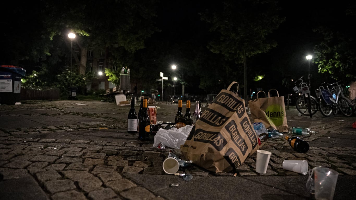 Müll am Friedberger Platz an einem Freitag Abend (Archivbild): Die Stadt hofft, dass das bald ein Ende hat.