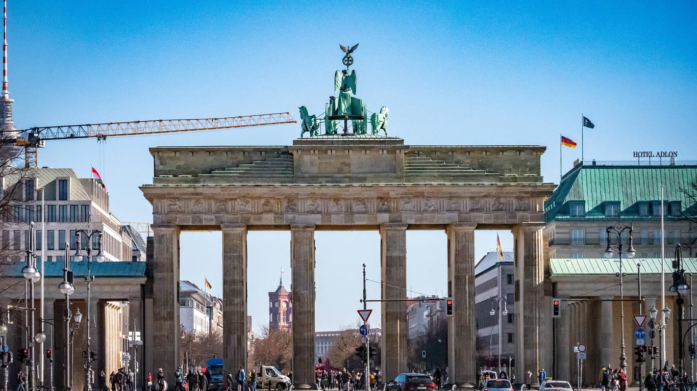 Brandenburger Tor in Berlin (Symbolfoto): In Mitte flüchtete ein Mann mit seinem Wagen durch das Wahrzeichen.