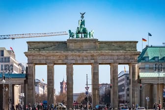 Brandenburger Tor in Berlin (Symbolfoto): In Mitte flüchtete ein Mann mit seinem Wagen durch das Wahrzeichen.