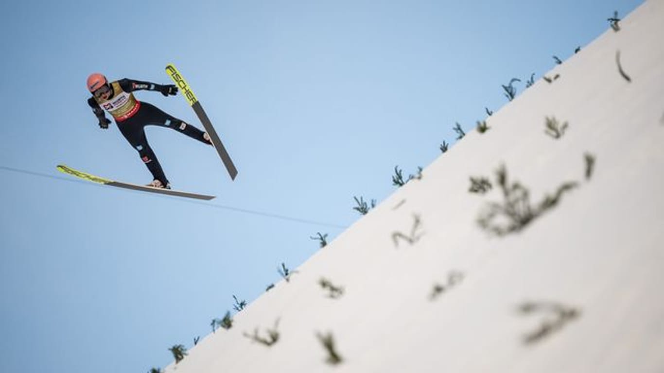 Karl Geiger ist bei der Skiflug-WM mittlerweile weit abgeschlagen.