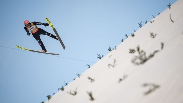 Karl Geiger ist bei der Skiflug-WM mittlerweile weit abgeschlagen.