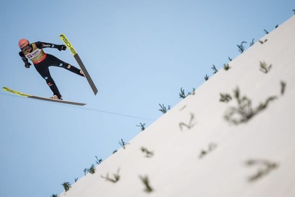 Karl Geiger ist bei der Skiflug-WM mittlerweile weit abgeschlagen.