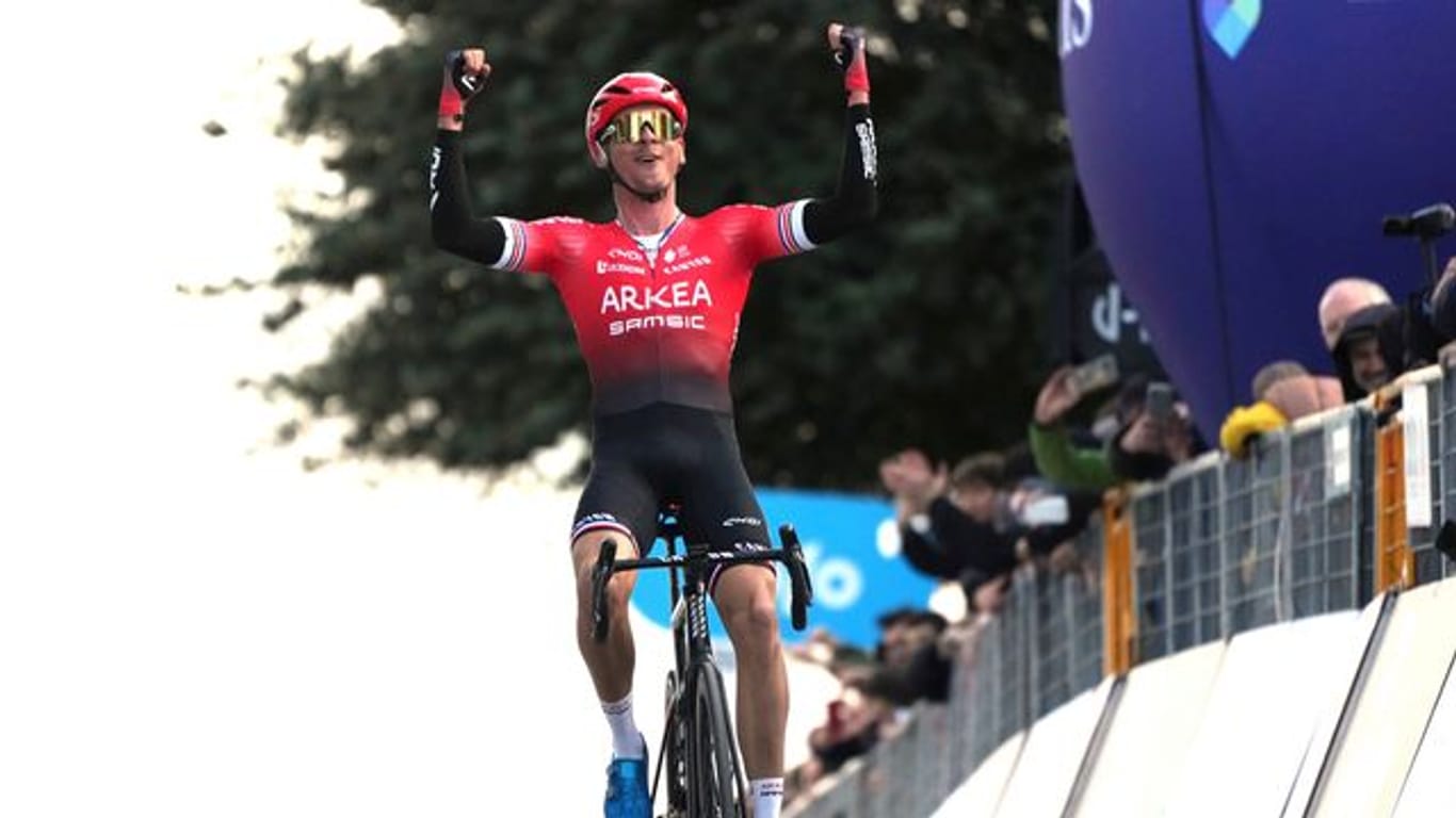 Warren Barguil jubelt über seinen Sieg auf der fünften Etappe der Tirreno-Adriatico.