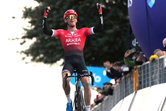 Warren Barguil jubelt über seinen Sieg auf der fünften Etappe der Tirreno-Adriatico.