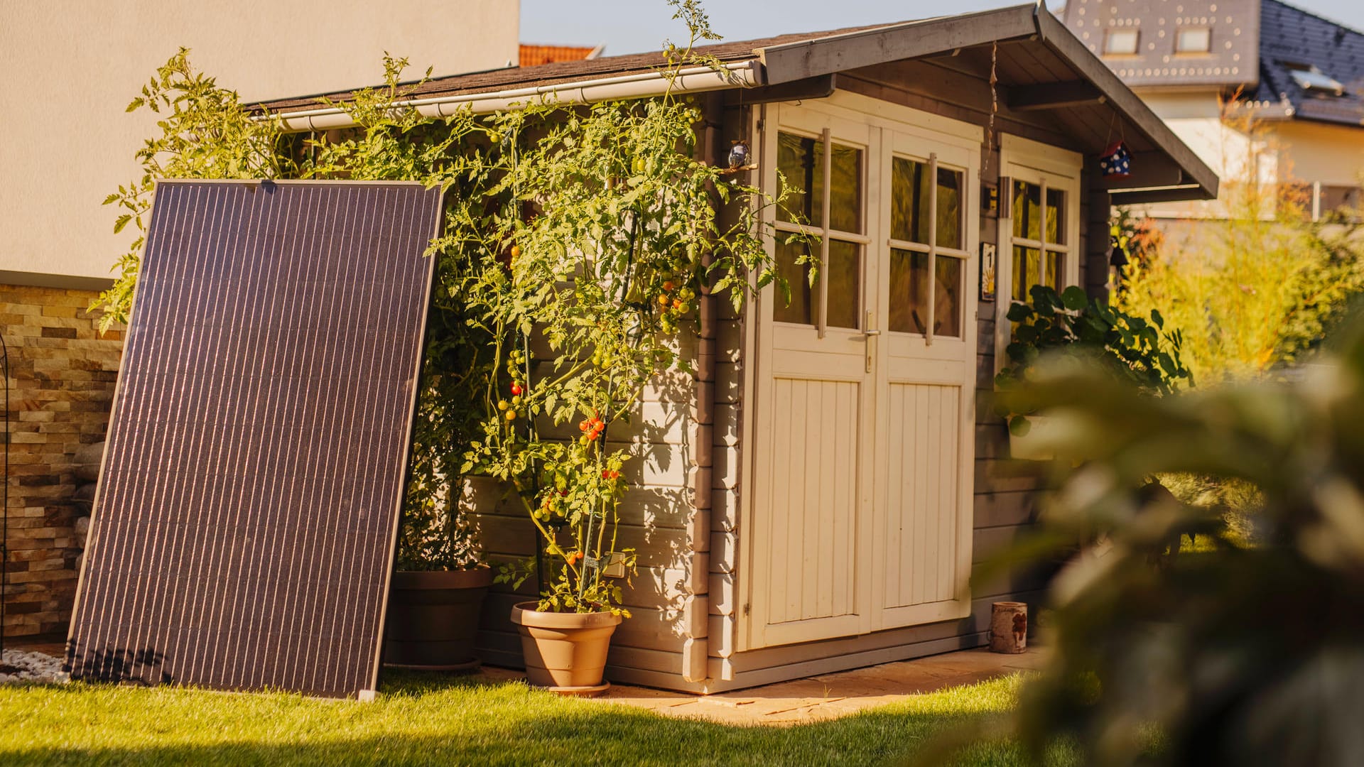 PV-Panel: Im Garten kann es auf den Gartenhausdach oder Carport angebracht oder auf eine freie Rasenfläche gestellt werden.