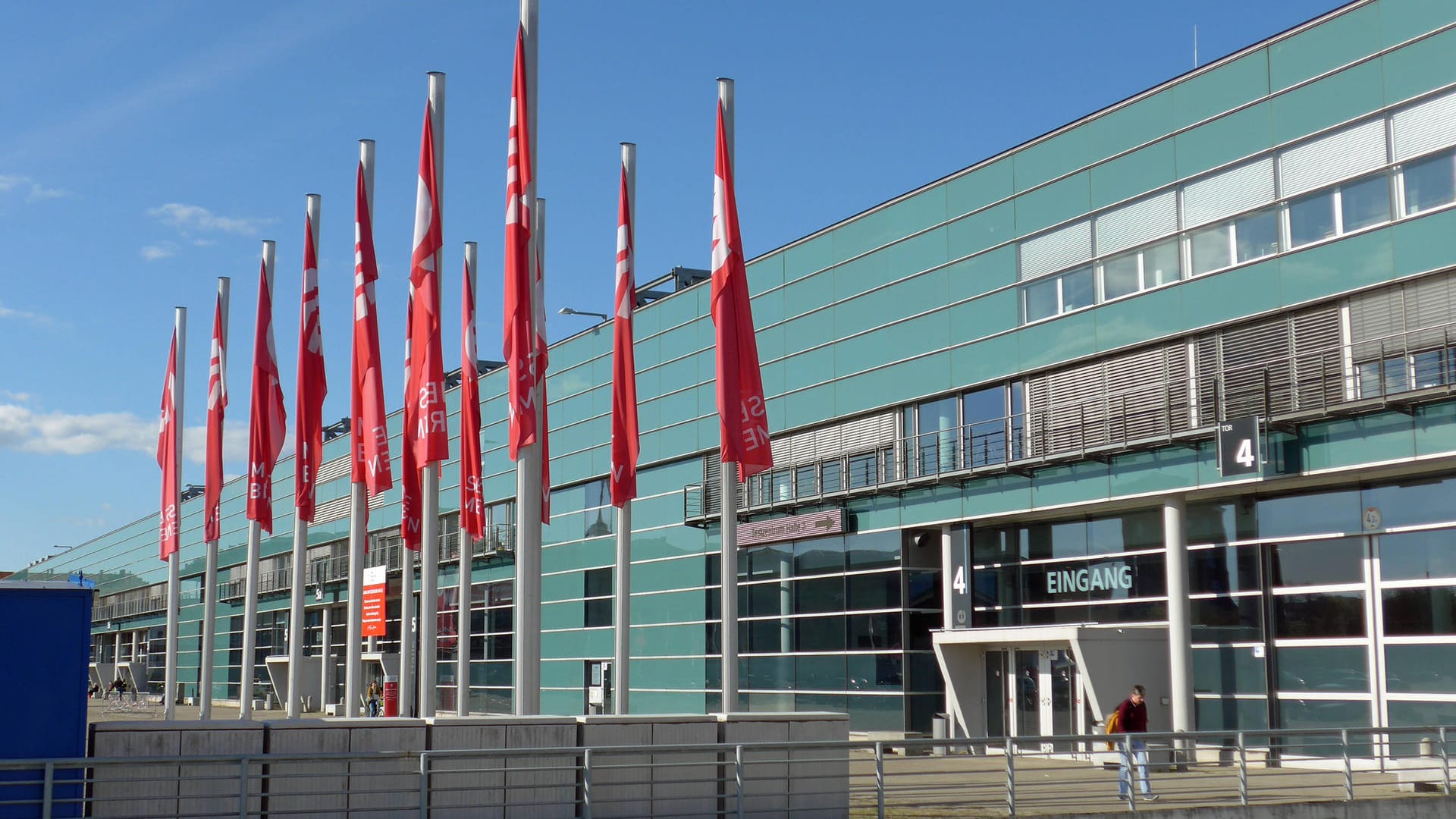 Die Bremer Messehallen am Rande der Bürgerweide (Symbolbild): Bremen baut die Flüchtlingsunterbringungen weiter aus. Die Bremer Messehallen am Rande der Bürgerweide (Symbolbild): Bremen baut die Flüchtlingsunterbringungen weiter aus.