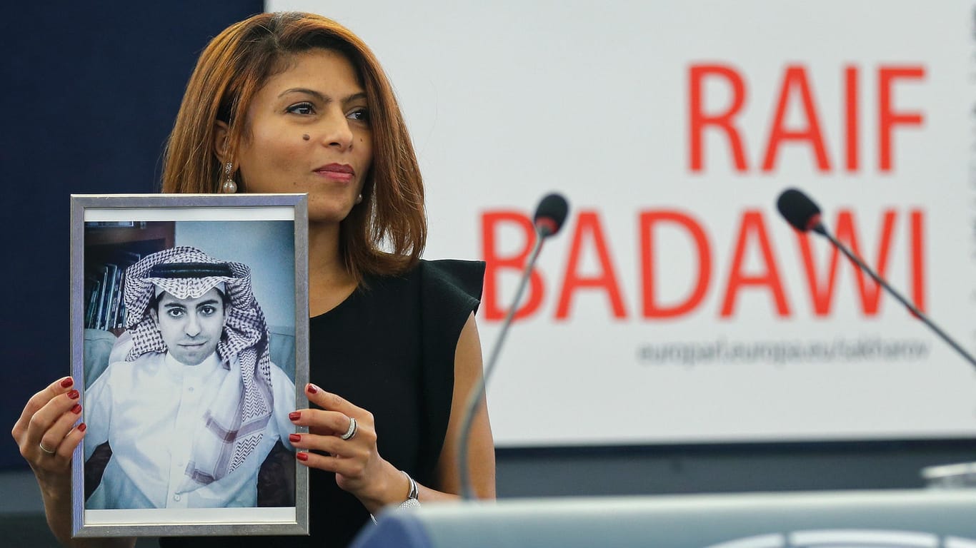 Ensaf Haidar, die Ehefrau von Raif Badawi, hält ein Bild von ihm (Archivbild). Der Blogger war zu zehn Jahren Haft verurteilt worden.