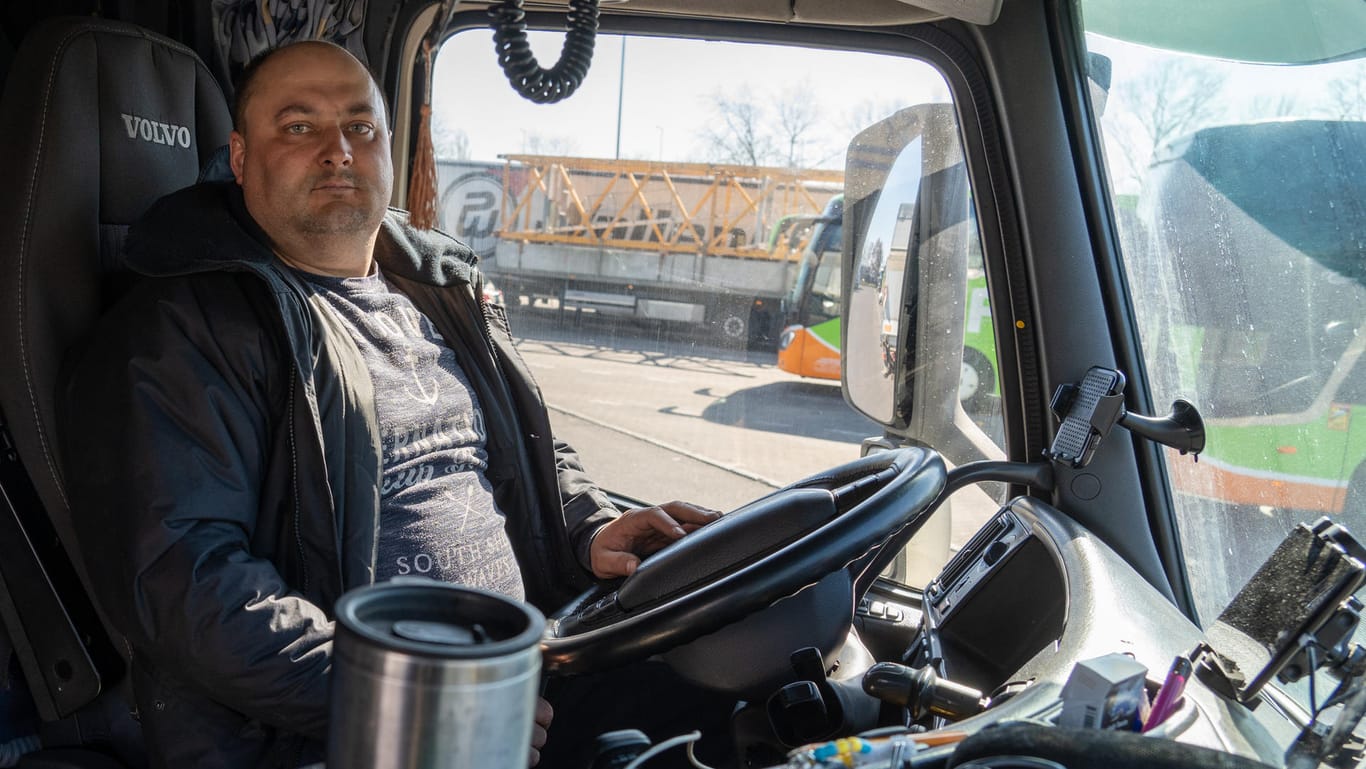 Igor Popovytsh am Steuer seines Lastwagens: Der 37-Jährige wird die Ukraine erst einmal kaum wieder verlassen können, sobald er den Grenzstein passiert hat.