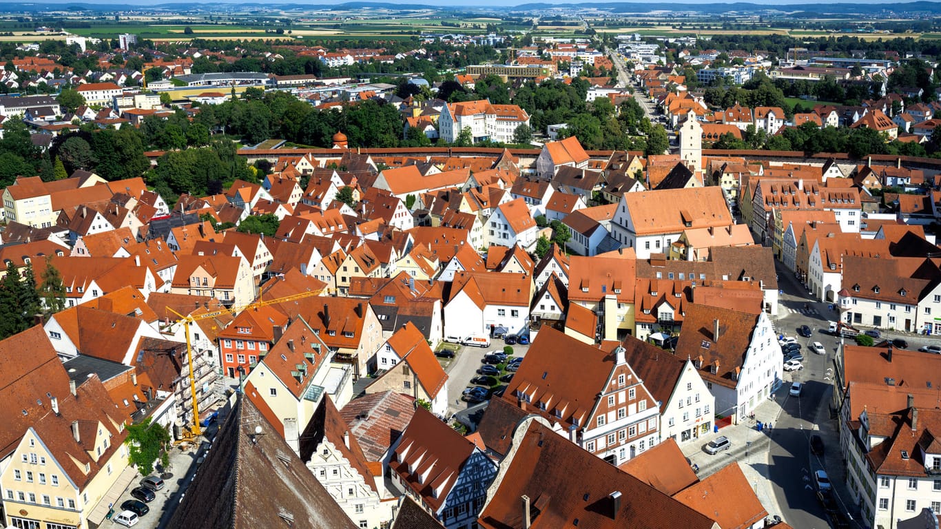 Luftblick auf Nördlingen an der Romantischen Straße (Archivbild): Die Stadt hat die einzige zusammenhängende und erhaltene Stadtmauer Deutschlands.