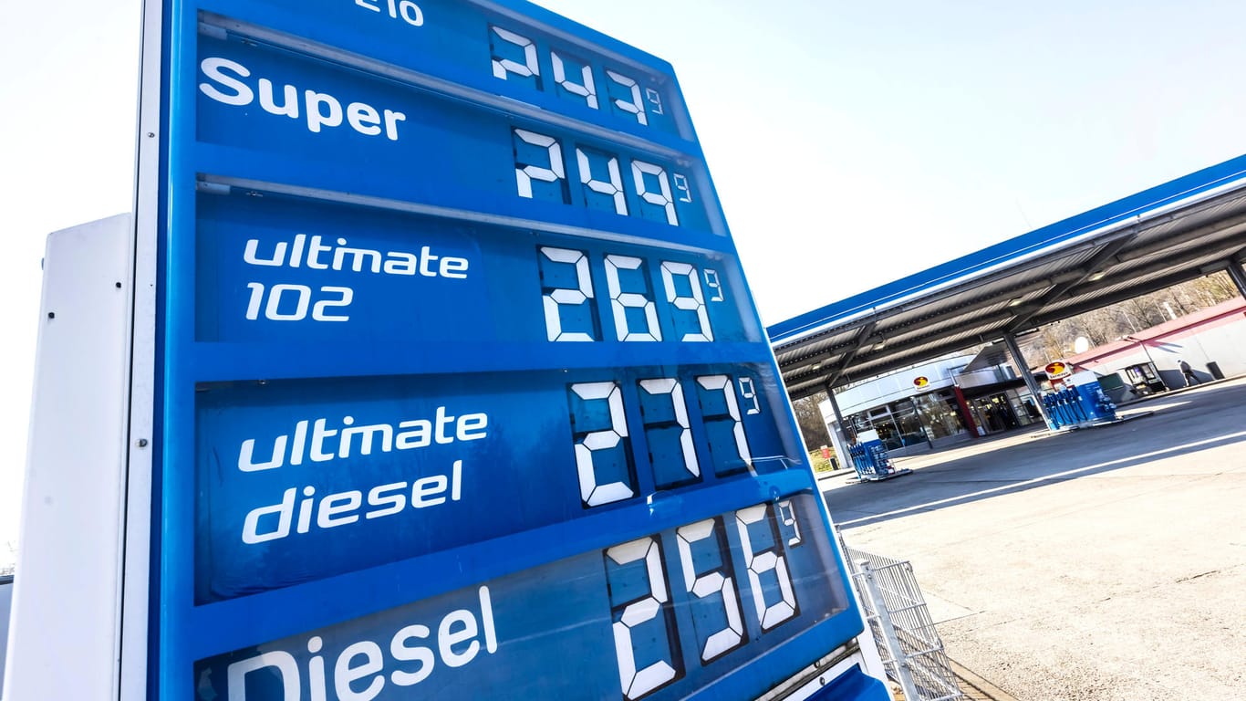 Anzeigetafel der Benzin-Preise an einer Raststätte (Symbolbild): Diesel und Benzin sind teuer wie nie.