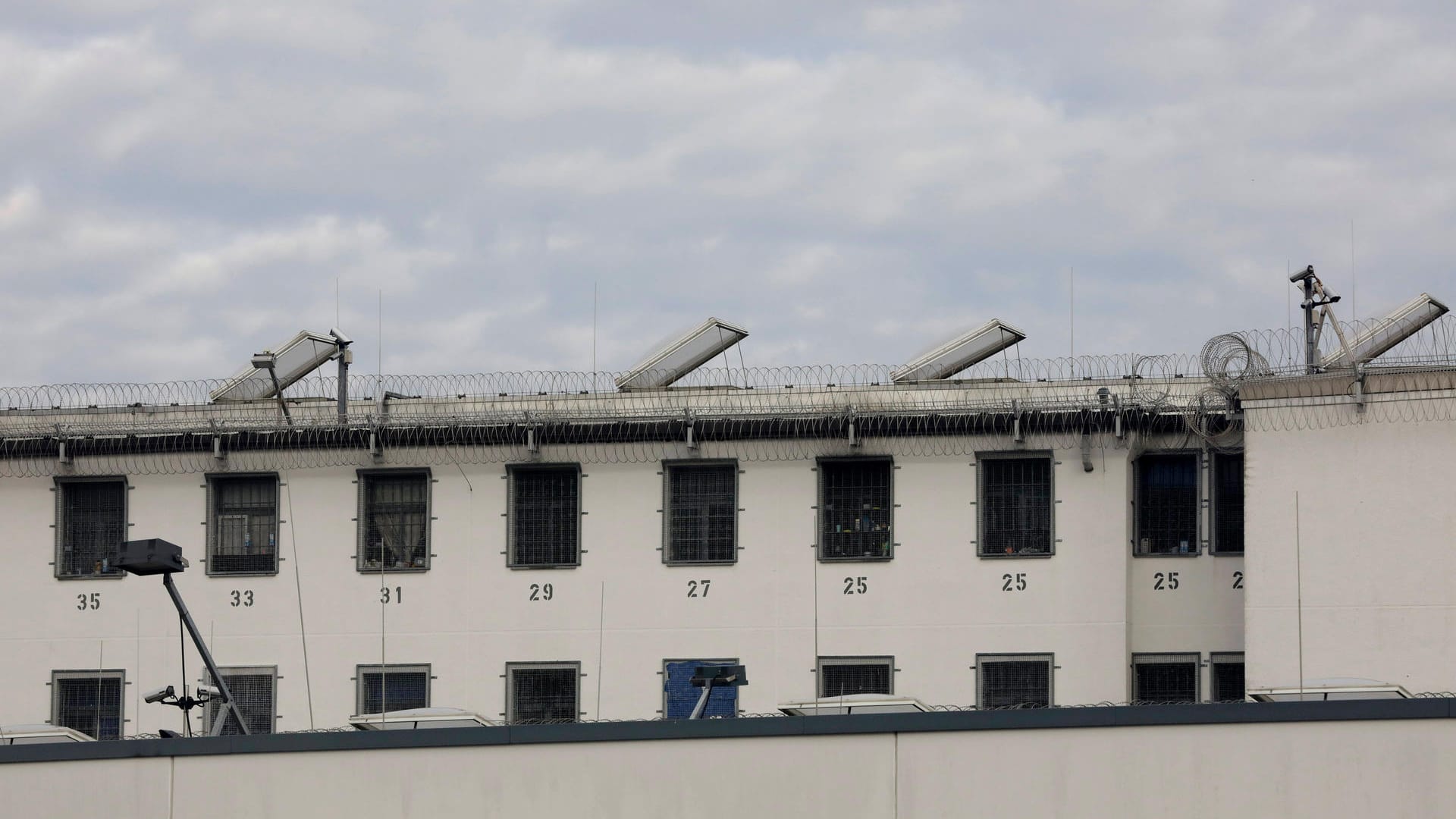 Die Justizvollzugsanstalt in Essen (Symbolbild): Der Täter muss seine Haftstrafe nicht antreten – stattdessen kommt er in die Psychiatrie.