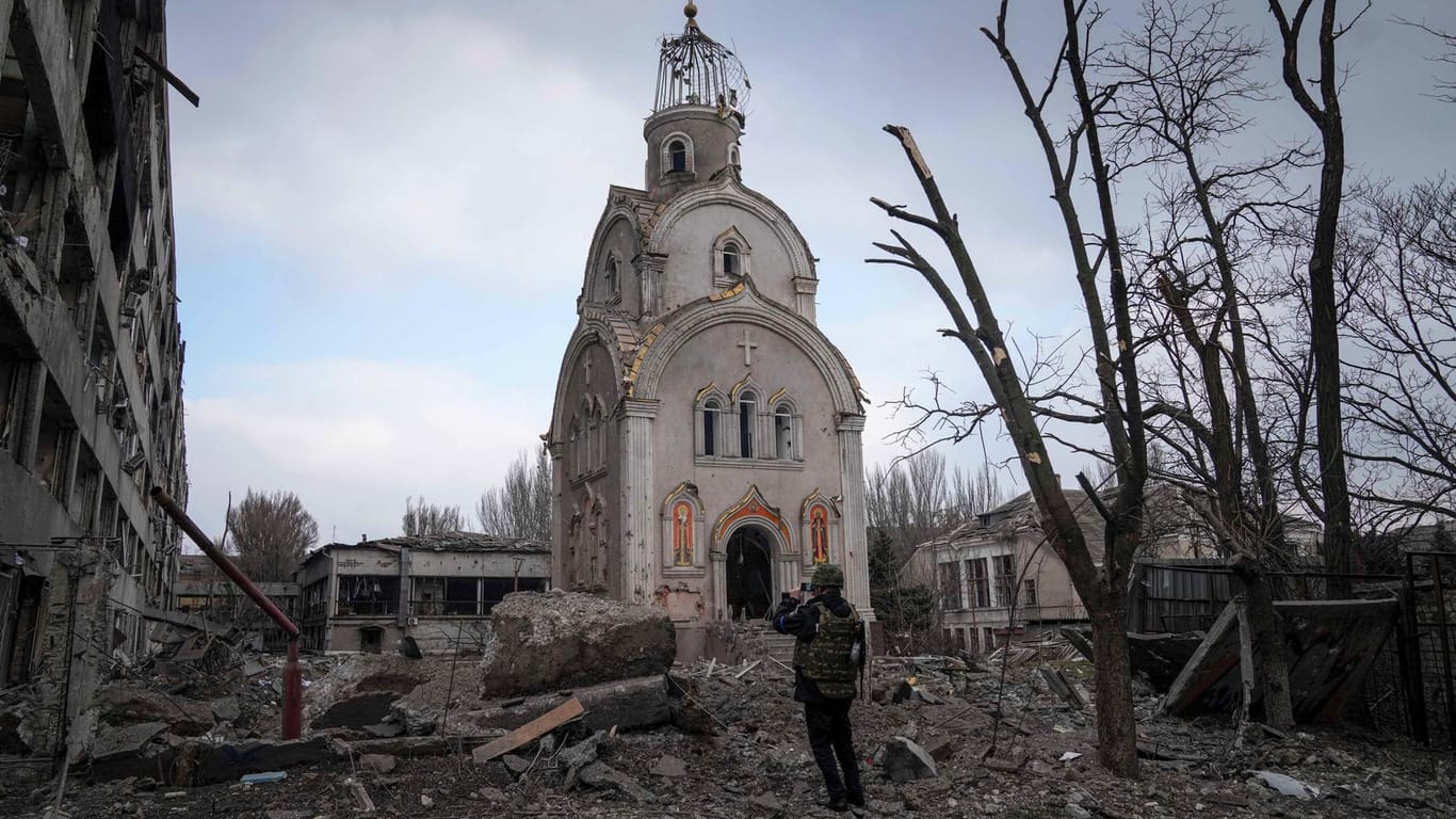Zerstörte Kirche in Mariupol: Die Hafenstadt soll mittlerweile vom russischen Militär umstellt sein.