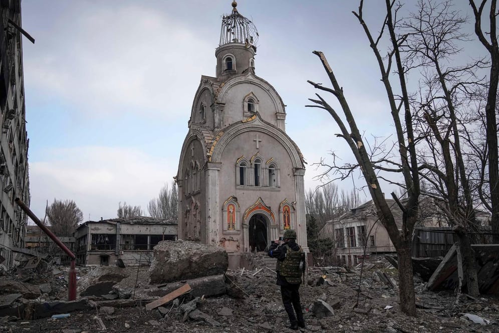 Zerstörte Kirche in Mariupol: Die Hafenstadt soll mittlerweile vom russischen Militär umstellt sein.