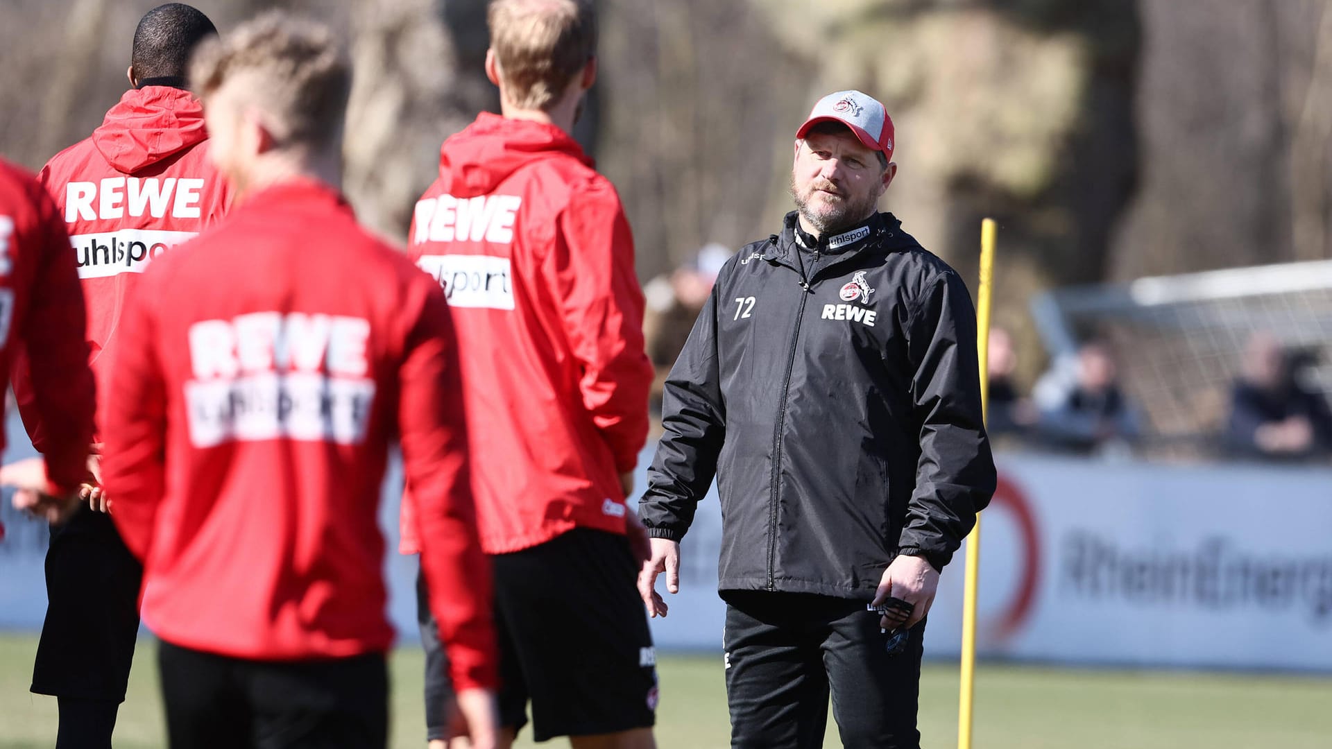 Steffen Baumgart beim Training (Archivbild): In der ewigen Bundesliga-Tabelle liegen die Kölner noch immer einen Platz besser als die Leverkusener.