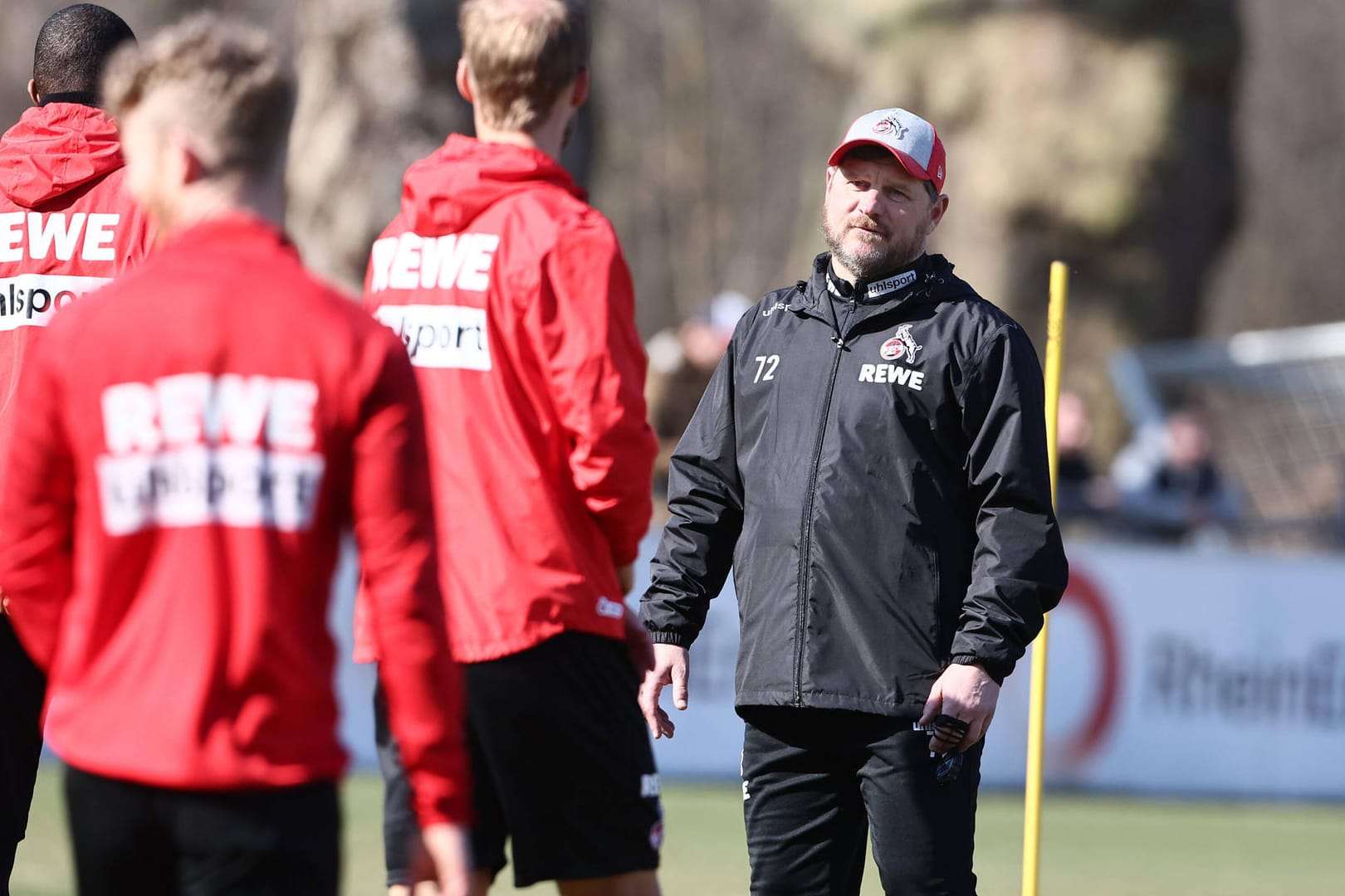 Steffen Baumgart beim Training (Archivbild): In der ewigen Bundesliga-Tabelle liegen die Kölner noch immer einen Platz besser als die Leverkusener.